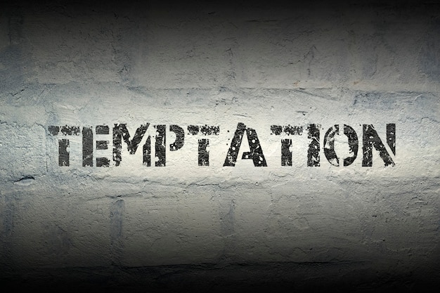 Temptation stencil print op de grunge witte bakstenen muur