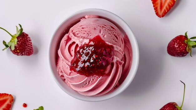 Foto un gelato di fragole allettante in una ciotola bianca