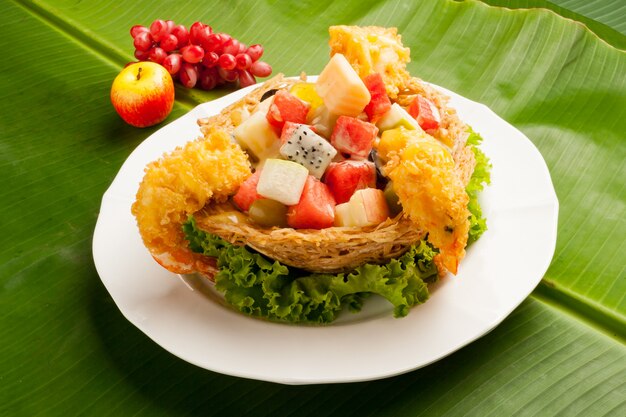 Tempura garnalen met fruitsalade