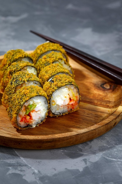 Tempura Maki Sushi Gefrituurde Sushi Roll Geserveerd op een houten bord