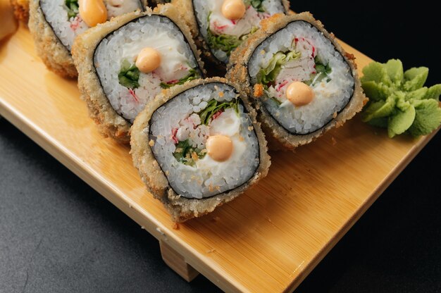 Tempura Maki Sushi Gefrituurde Sushi Roll Geserveerd op een houten bord