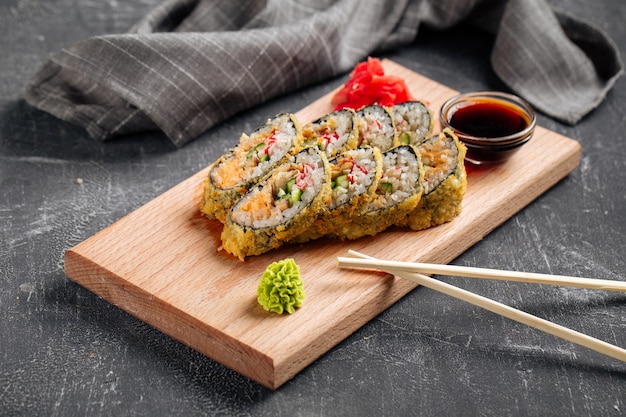 Tempura sushi rolt met kaas en krabvlees