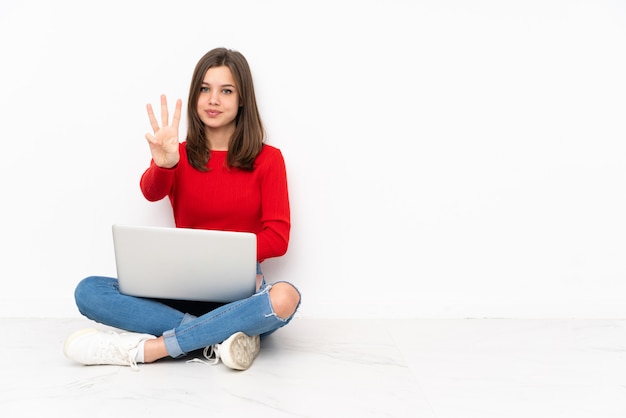 Tenaagermeisje die met PC aan gelukkig wit werken en drie met vingers tellen