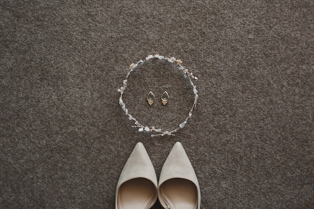 Tender beige wedding shoes and earrings