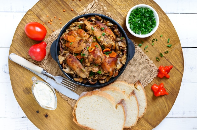 Photo tender rabbit meat with forest mushrooms