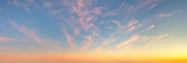 写真 柔らかいロマンチックなパステル色のシルス雲が夜明けの空に 細な気分の日の出 日没の空 パノラマ