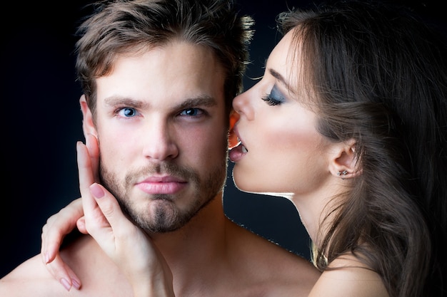 Нежная молодая пара, целующаяся Крупным планом портрет молодой красивой сексуальной пары сексуальная женщина с обниматься и целоваться красивый мужчина в студии на черном