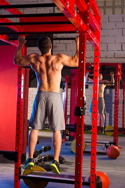 Tenen om man pull-ups te stoppen met 2 bars workout