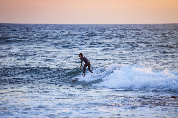 Tenerife Canarische Eilanden Spanje 11 mei 2018 onbekende man surfen op een grote golf op Playa De Las Americas aan de kust van de Atlantische Oceaan