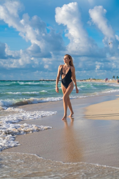 Tenerife sexy vrouw lichaam op paradijselijk tropisch strand opspattend water mooi fit lichaam meisje op reis