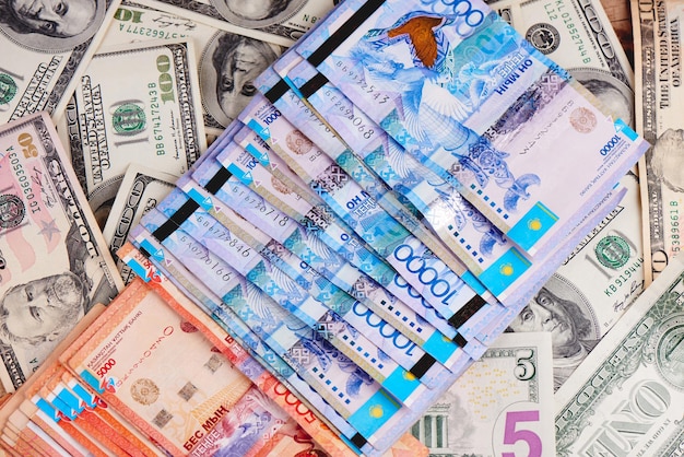Tenge. Kazachs geld en dollars. Achtergrond van het geld.