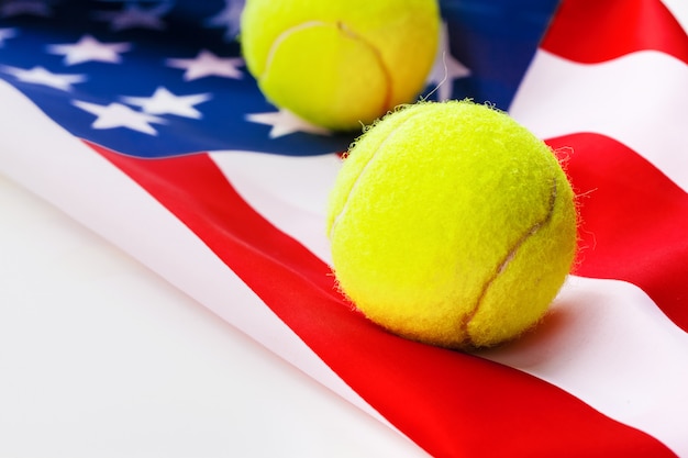 Photo tennis ball on american flag