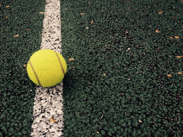 Photo tennis ball on a court