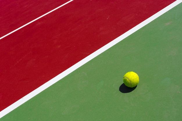 Pallina da tennis sul campo