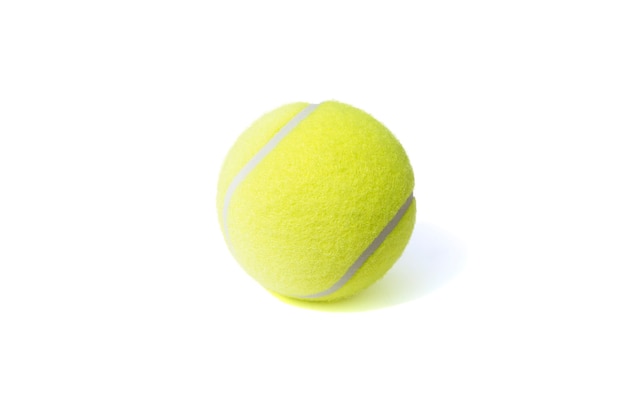 Теннисный мяч изолирует на белом фоне. Спорт