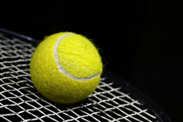 Теннисный мяч в сетке