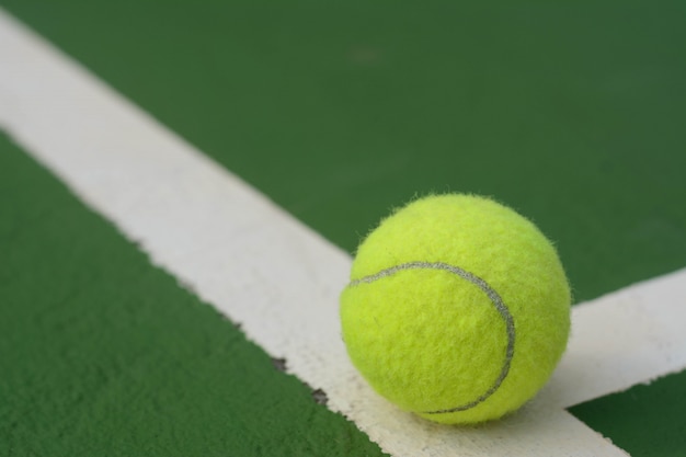 Photo tennis ball on tennis courts