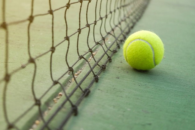 Photo tennis ball on tennis green court