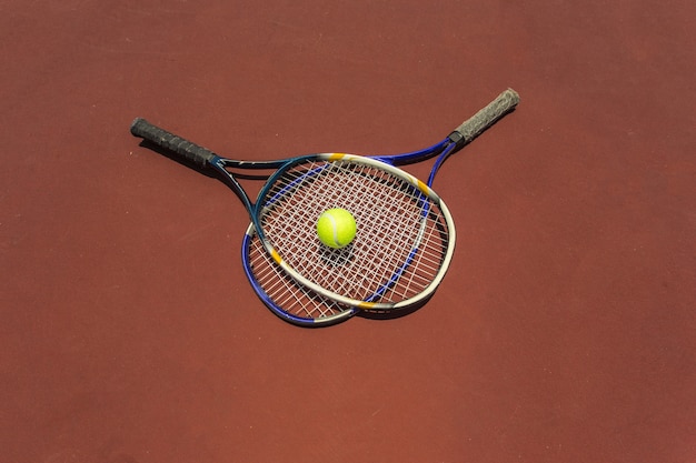 Photo tennis ball with racket on the tennis court.