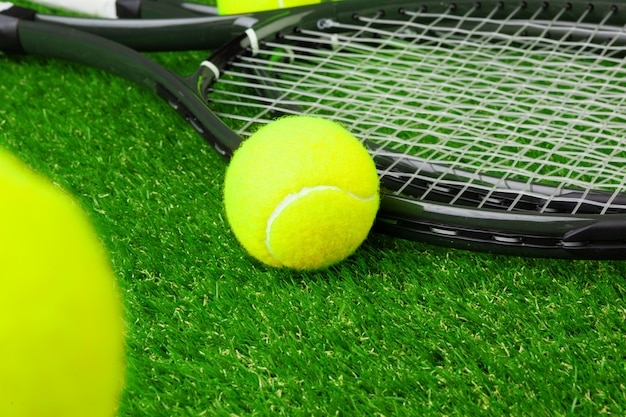 Теннисные мячи на траве крупным планом. Оборудование для тенниса