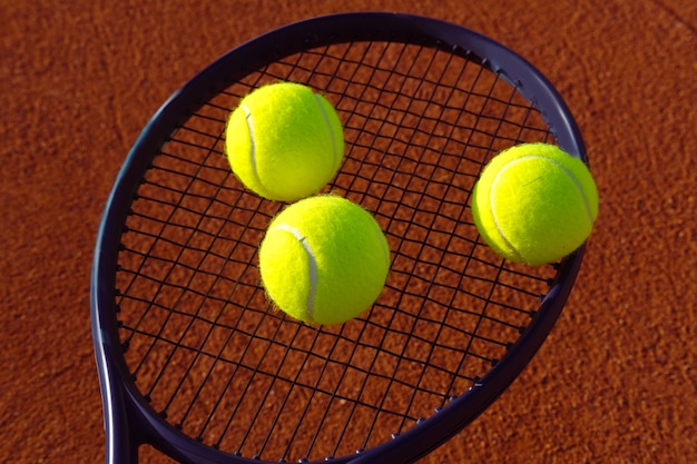 Foto palle da tennis su una racchetta allenamento estivo di tennis