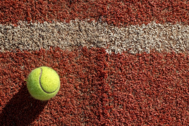 テニスゲームテニスコートのテニスボールスポーツレクリエーションの概念