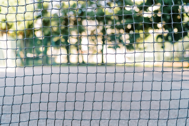 Foto rete da tennis allungata sul campo nel parco