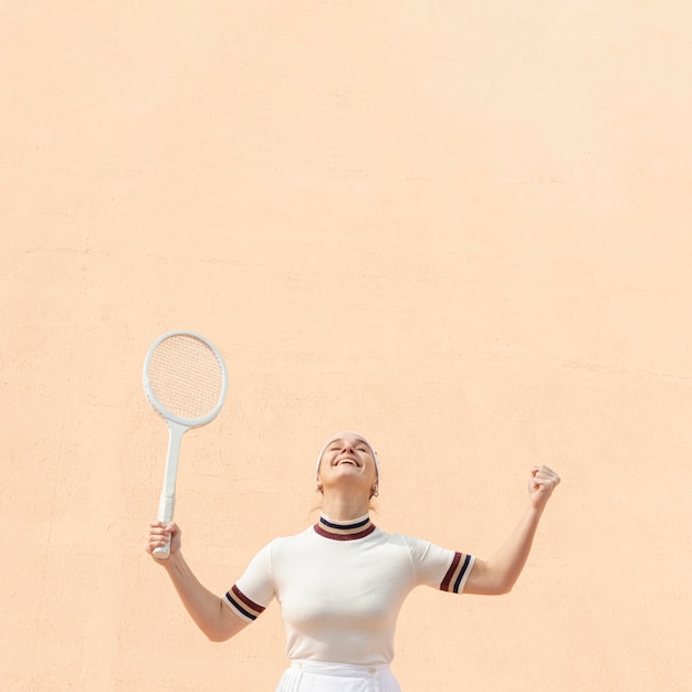 写真 テニスプレーヤーの女性の勝利に満足