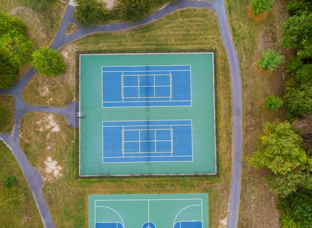 Campo da gioco di tennis un punto alto altezza degli alberi di autunno