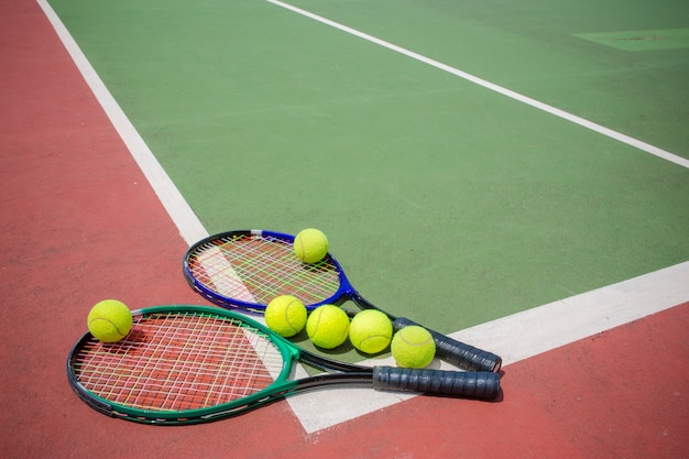 tennis racket and balls on the tennis court