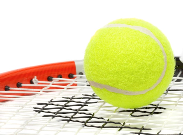 Racchetta da tennis con una palla su sfondo bianco.