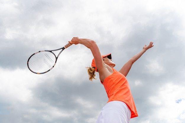 Tennis serveren door een jonge vrouw in een toernooi