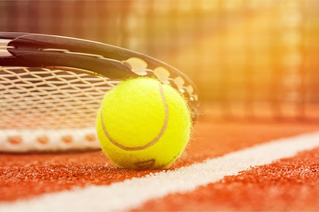 Tennis spel. Tennisbal en racket op hofachtergrond