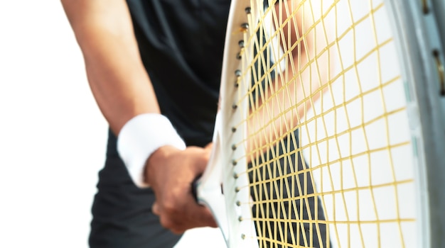 Tennis speler met tennisracket op witte achtergrond, close-up