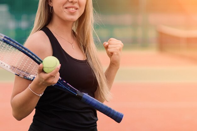 粘土テニスコートでテニストーナメントの女性選手