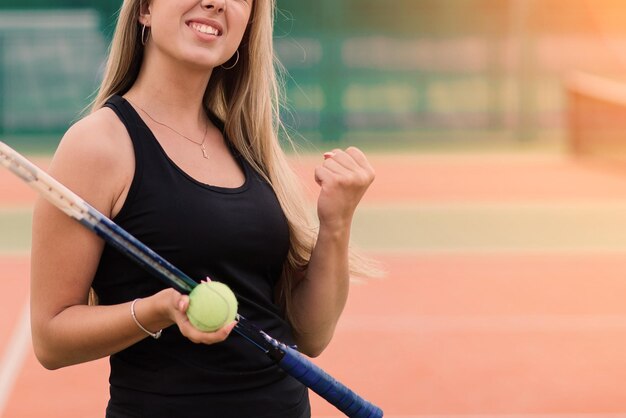 粘土テニスコートでテニストーナメントの女性選手