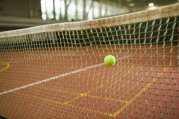 Tennisbal die tegen het net slaat