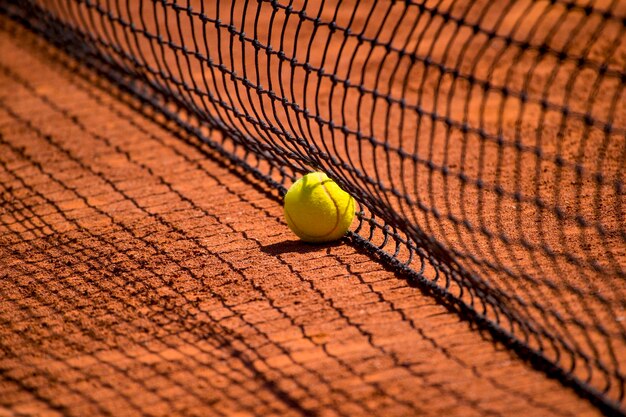 Foto tennisbal door het net op het veld