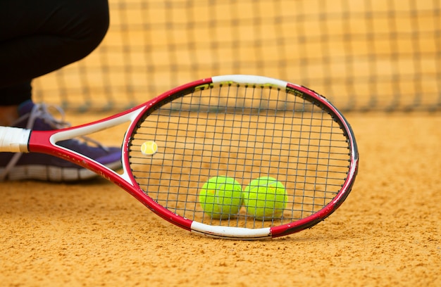 Tennisbal en racket op gravel