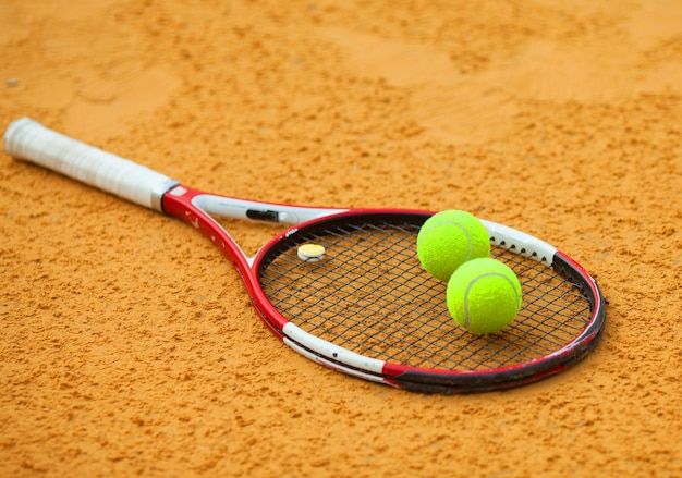 Tennisbal en racket op gravel