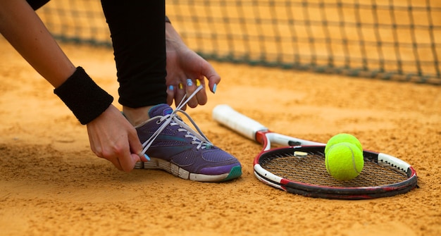 Tennisbal en racket op gravel