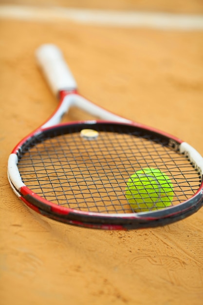 Tennisbal en racket op gravel