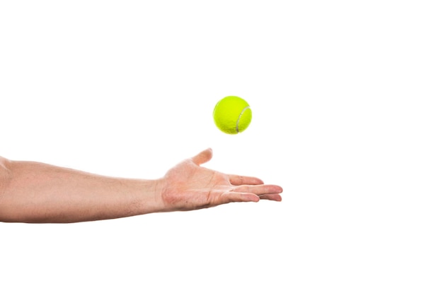 Tennisbal in mannenhand geïsoleerd op een witte achtergrond