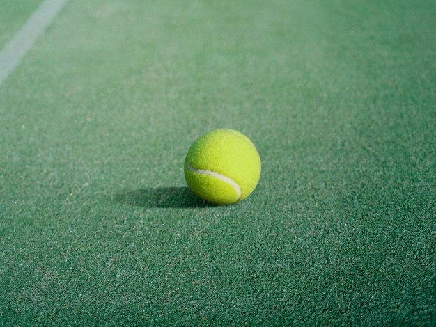 Tennisbal in tennisbaan