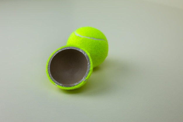 Tennisbal in tweeën gesneden De halve bol van een rubberen bal voor sport is verdeeld in twee delen