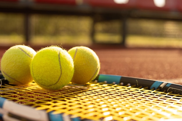 Tennisbal met racket op het racket in de tennisbaan.