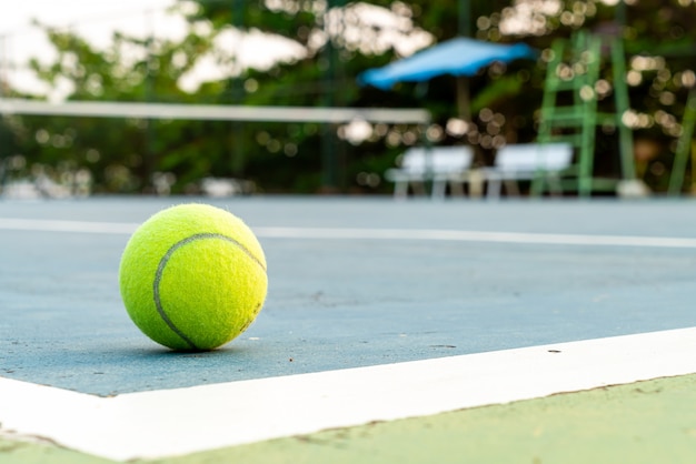 tennisbal op de baan