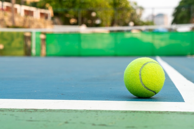 tennisbal op de baan