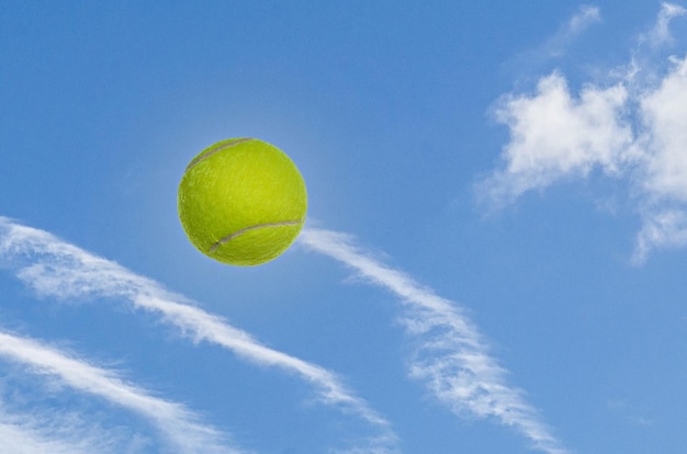 Tennisbal op een blauwe achtergrond, linksboven. ruimte kopiëren.