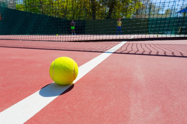 Tennisbal op een tennisbaan met net